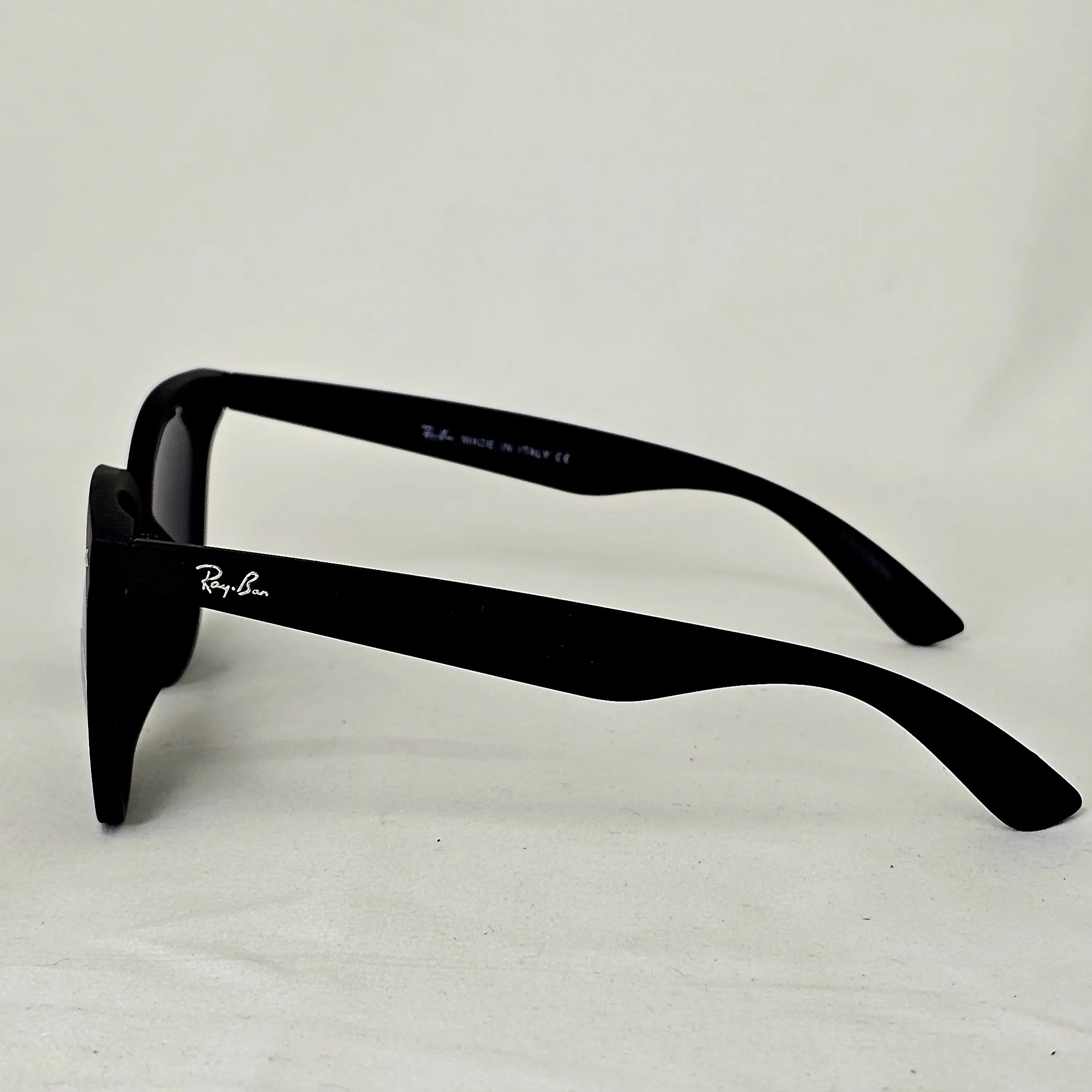 نظارة ري بان R4567 Polarized - تصميم "أوفر سايز" عصري بعدسات بولارايزد وحماية UV400