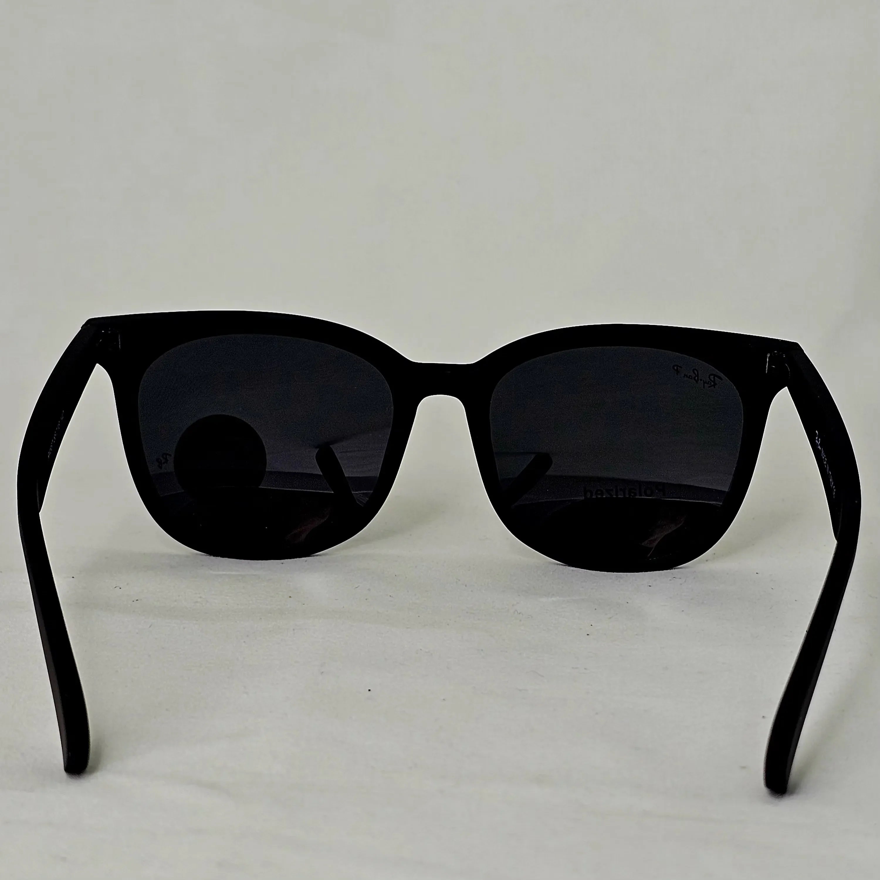نظارة ري بان R4567 Polarized - تصميم "أوفر سايز" عصري بعدسات بولارايزد وحماية UV400